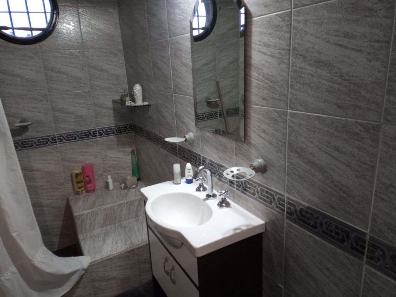 CASA EN EXC. ESTADO SOBRE AV. ROCA 1100 - OPORTUNIDAD!