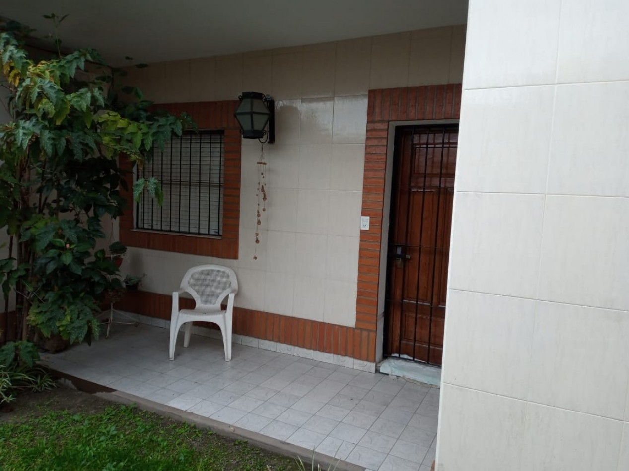 CASA EN EXC. ESTADO SOBRE AV. ROCA 1100 - OPORTUNIDAD!