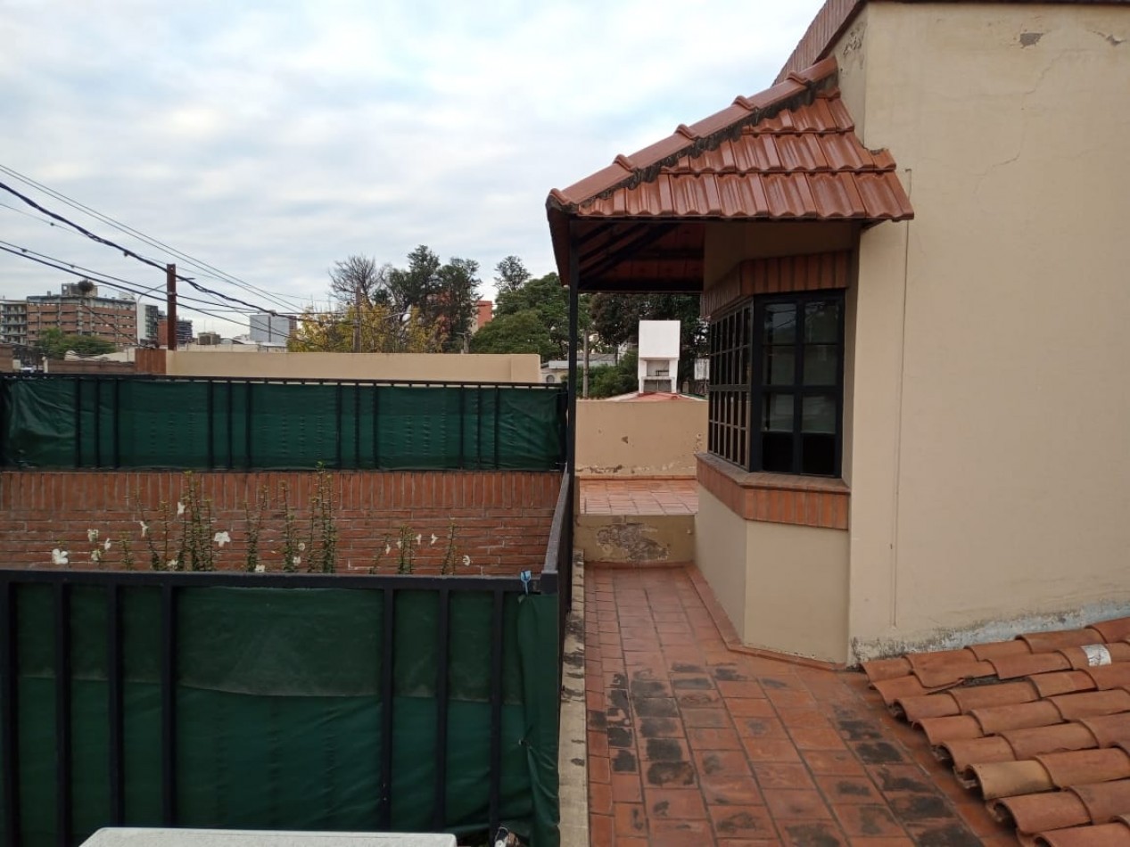 CASA EN EXC. ESTADO SOBRE AV. ROCA 1100 - OPORTUNIDAD!