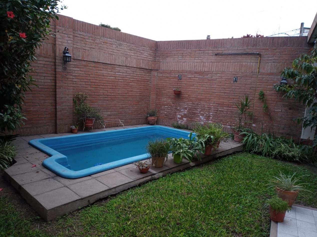 CASA EN EXC. ESTADO SOBRE AV. ROCA 1100 - OPORTUNIDAD!