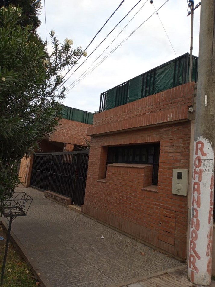 CASA EN EXC. ESTADO SOBRE AV. ROCA 1100 - OPORTUNIDAD!